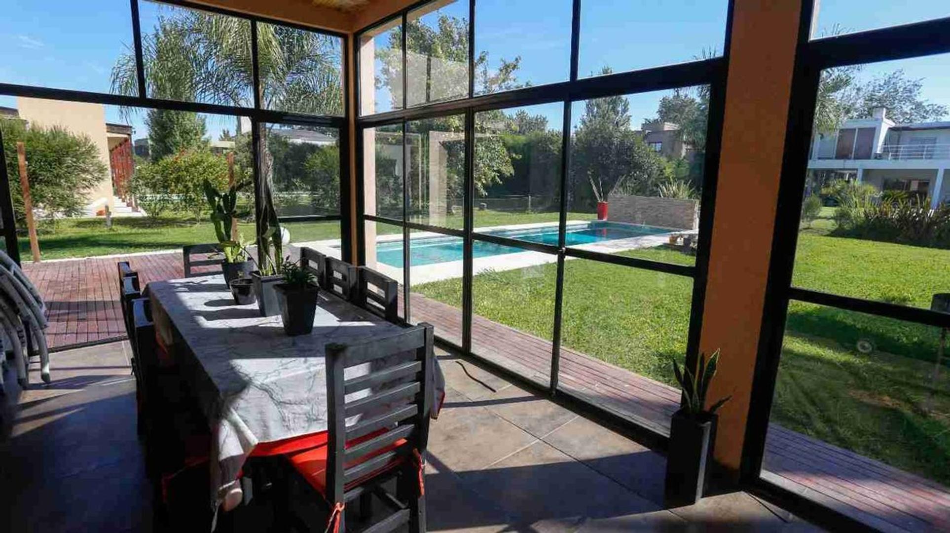 Casa en Venta con 2 cocheras