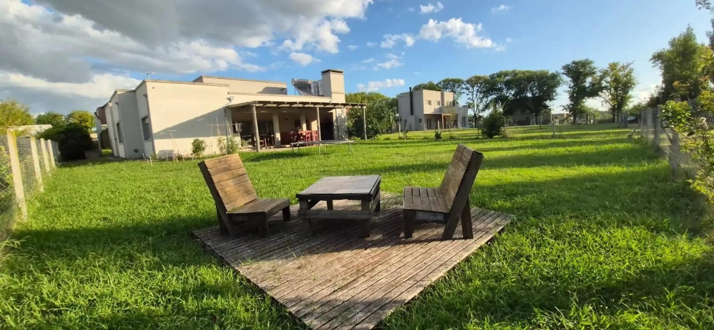 Casa 5 ambientes con 2 baños