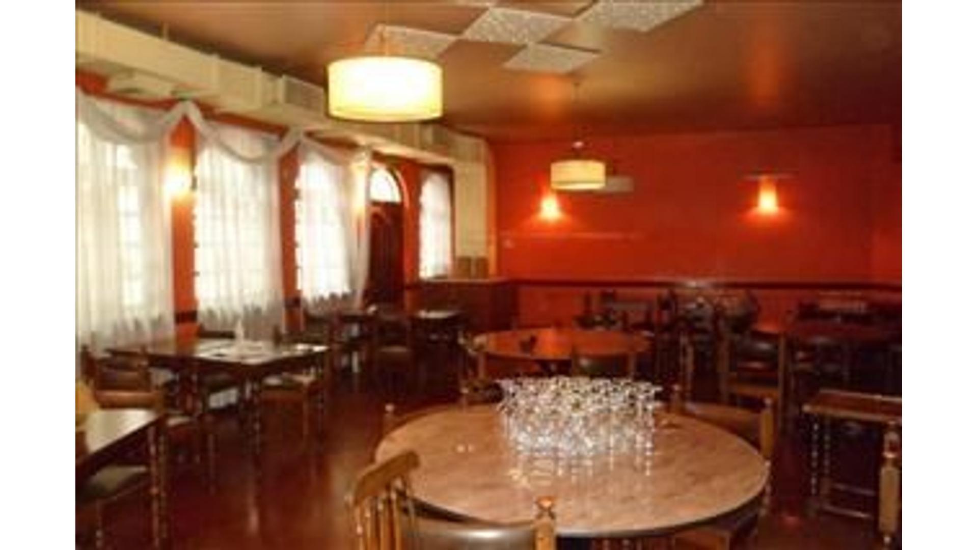 LOCAL EN 2 PLTAS.300 M2.CUB-.EN ESQ.-SOBRE LOTE PROPIO