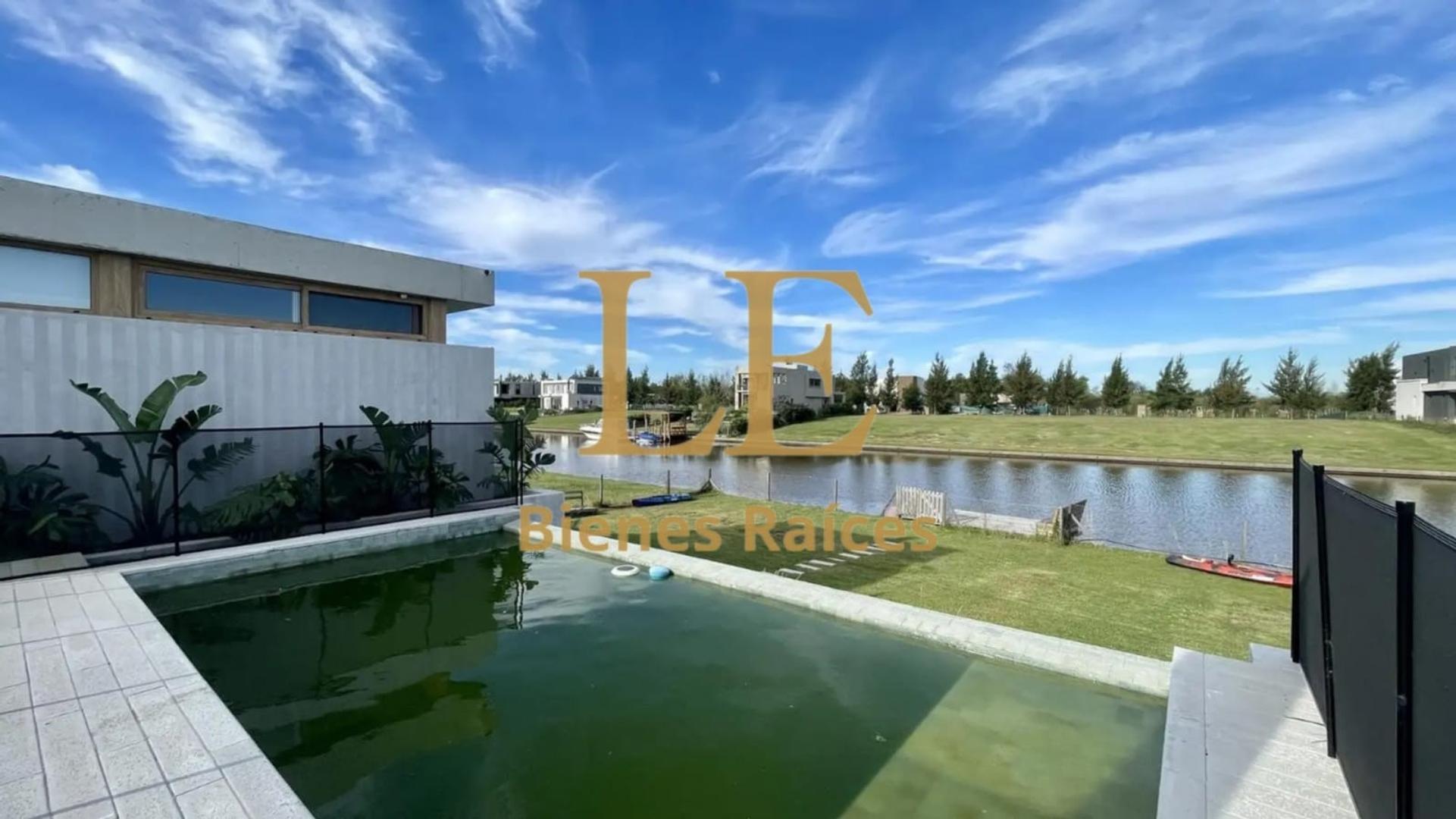 Casa en Venta con 4 cocheras