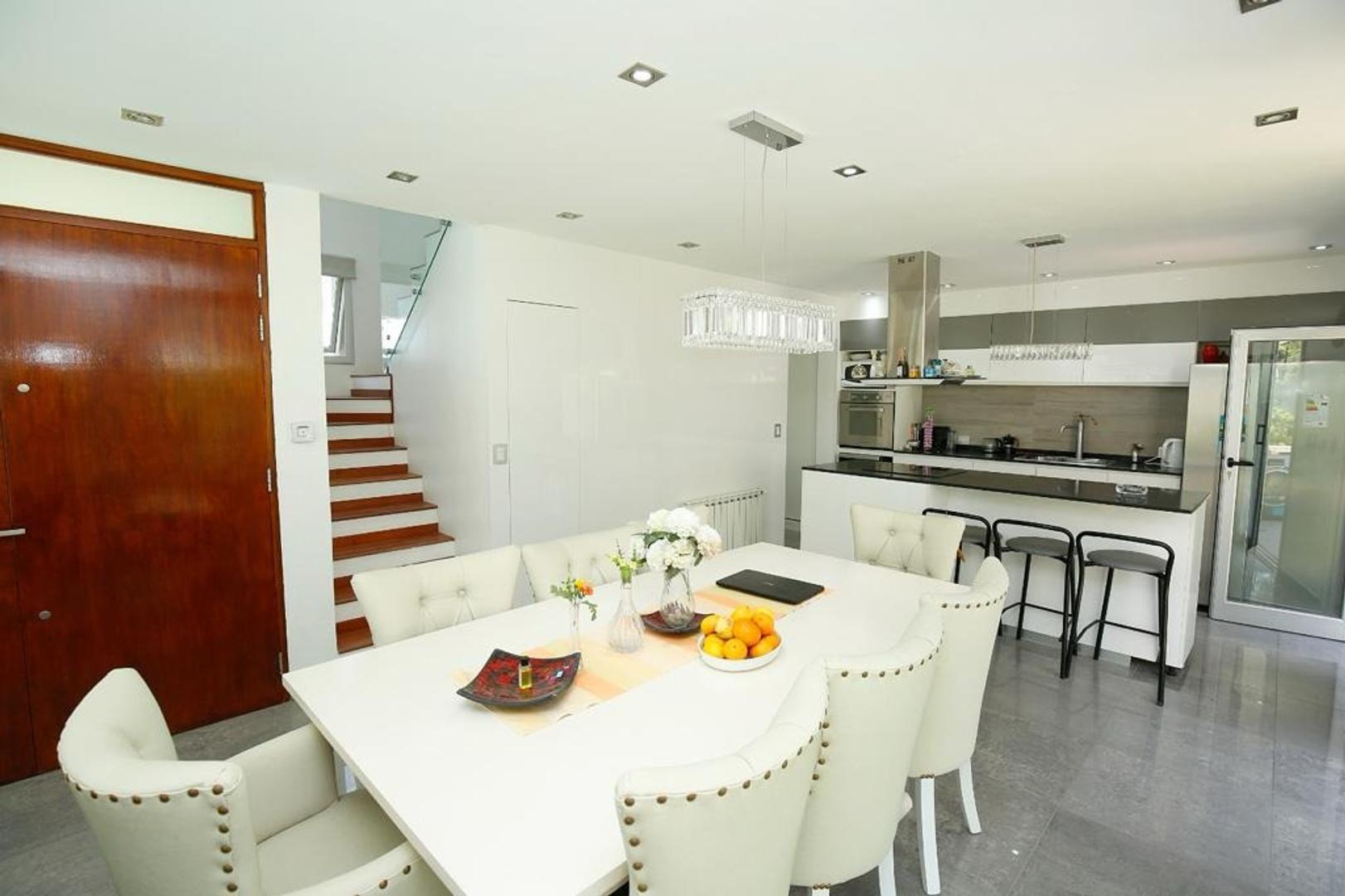 Casa en Venta con 4 cocheras