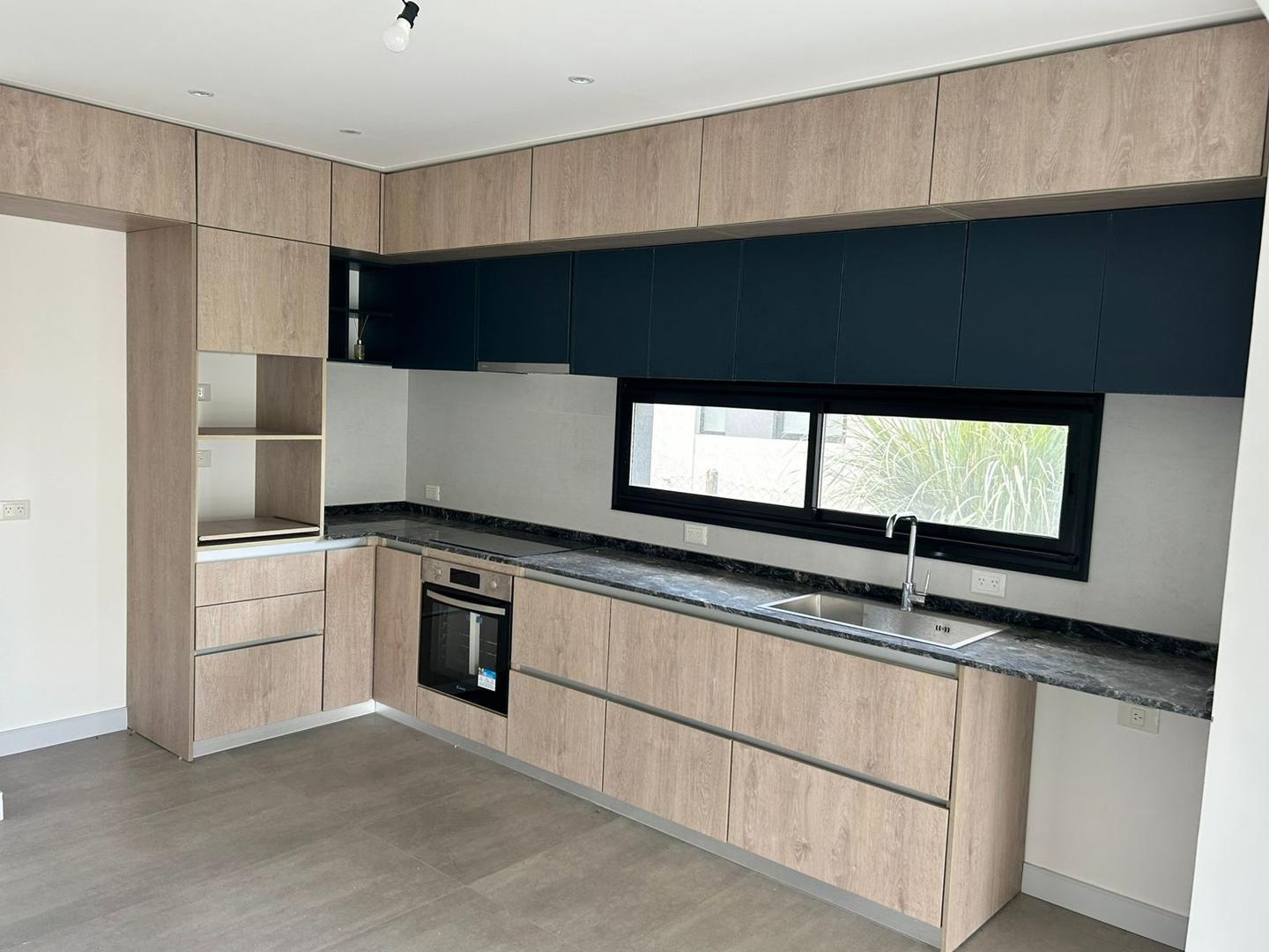 Casa en Alquiler con 2 cocheras