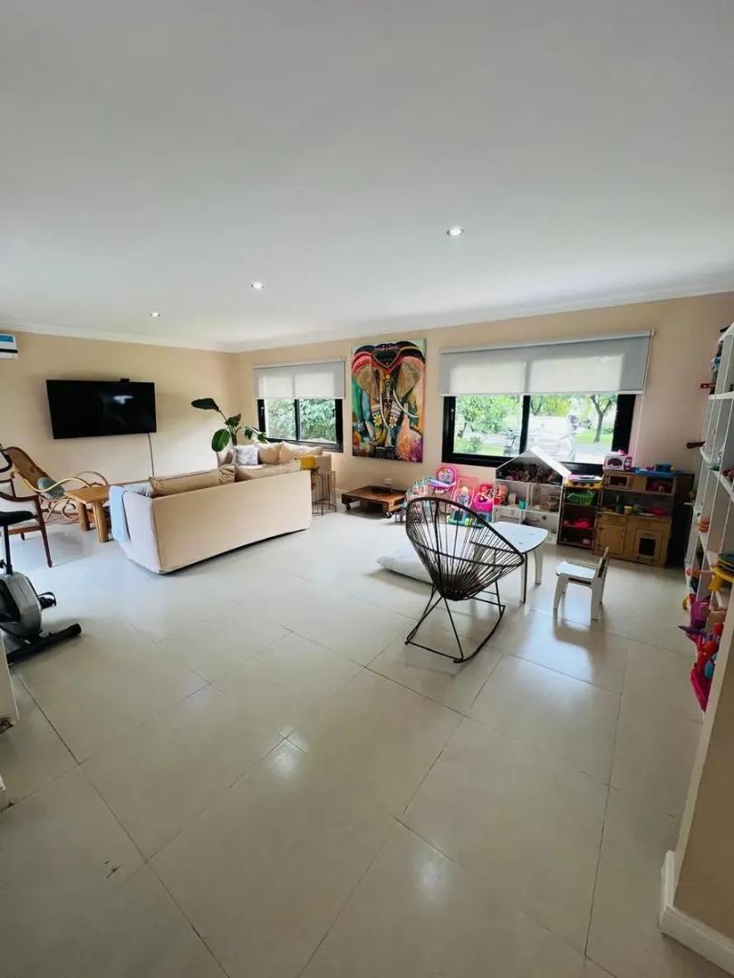 Casa en Venta con 4 cocheras