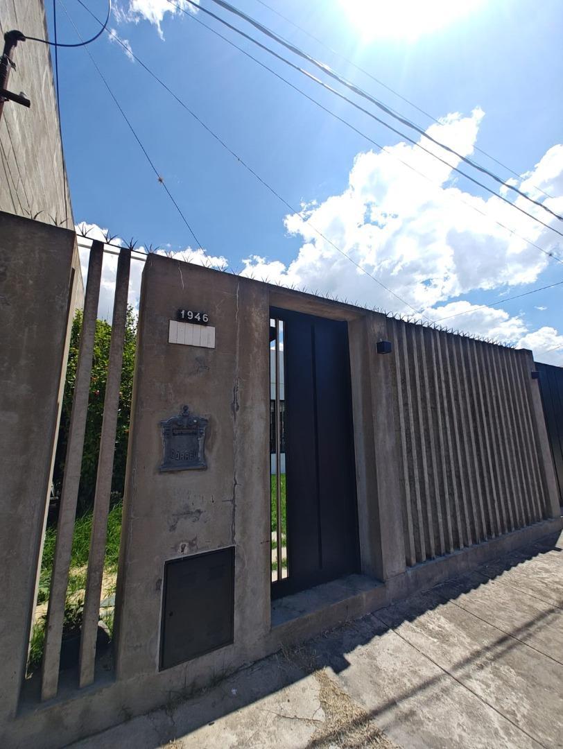 Casa de 2 Dormitorios (Pequeño). Cochera. Patio y Jardin