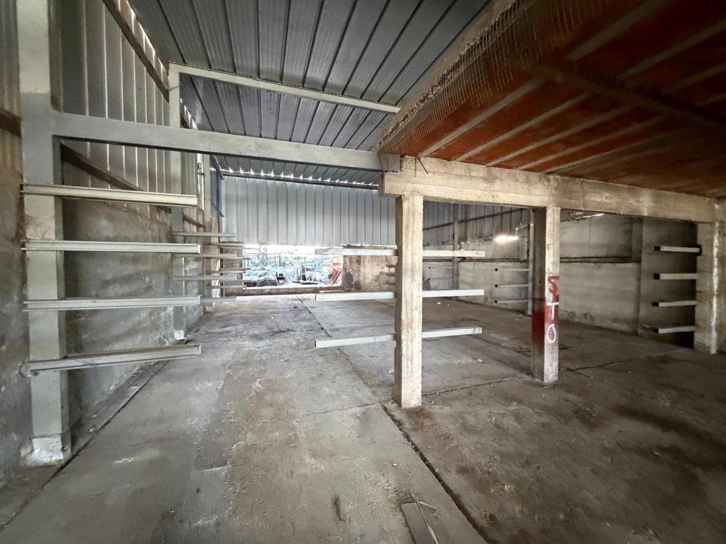 GALPON EN VENTA - PORTUGAL AL 1800 - 297 M2