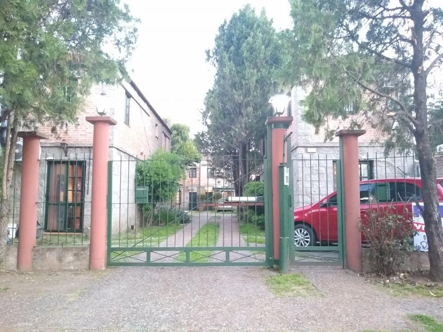 Excelente Duplex  3 Amb con Cochera y Jardín en Venta