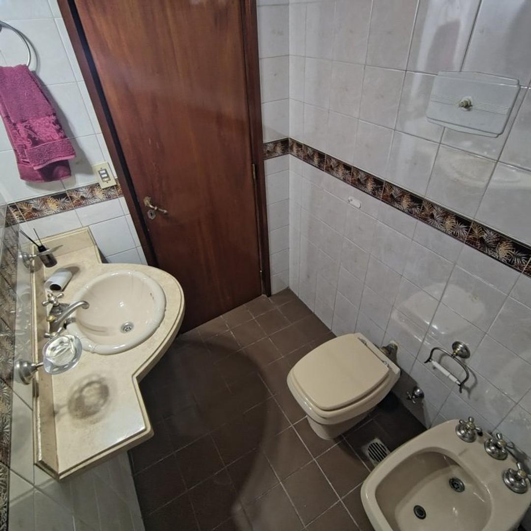 Casa en Alquiler con 2 cocheras