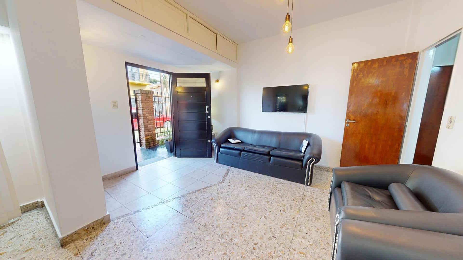 Casa en  Venta 5 Ambientes con 2 cocheras.