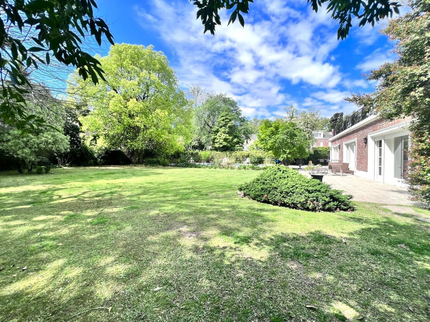 Casa en Alquiler con 6 cocheras