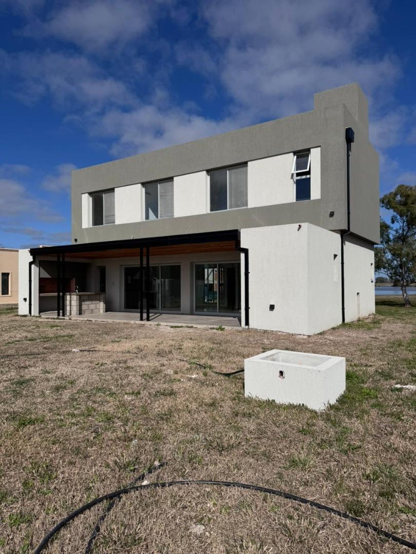 Casa 4 ambientes con 3 baños