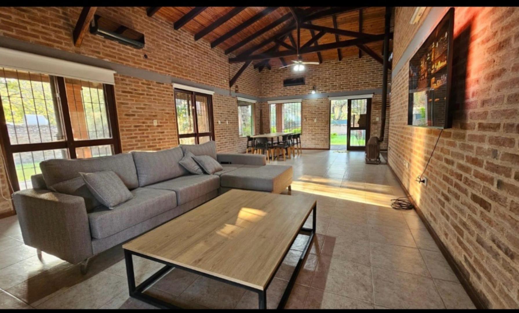 Casa en Venta con 2 cocheras