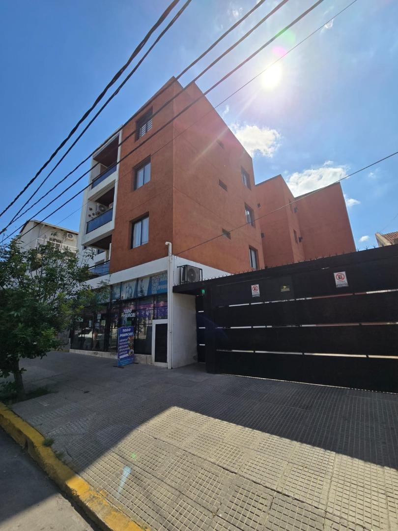 EXCELENTE DEPTO CON PATIO GRANDE MUY LUMINOSO