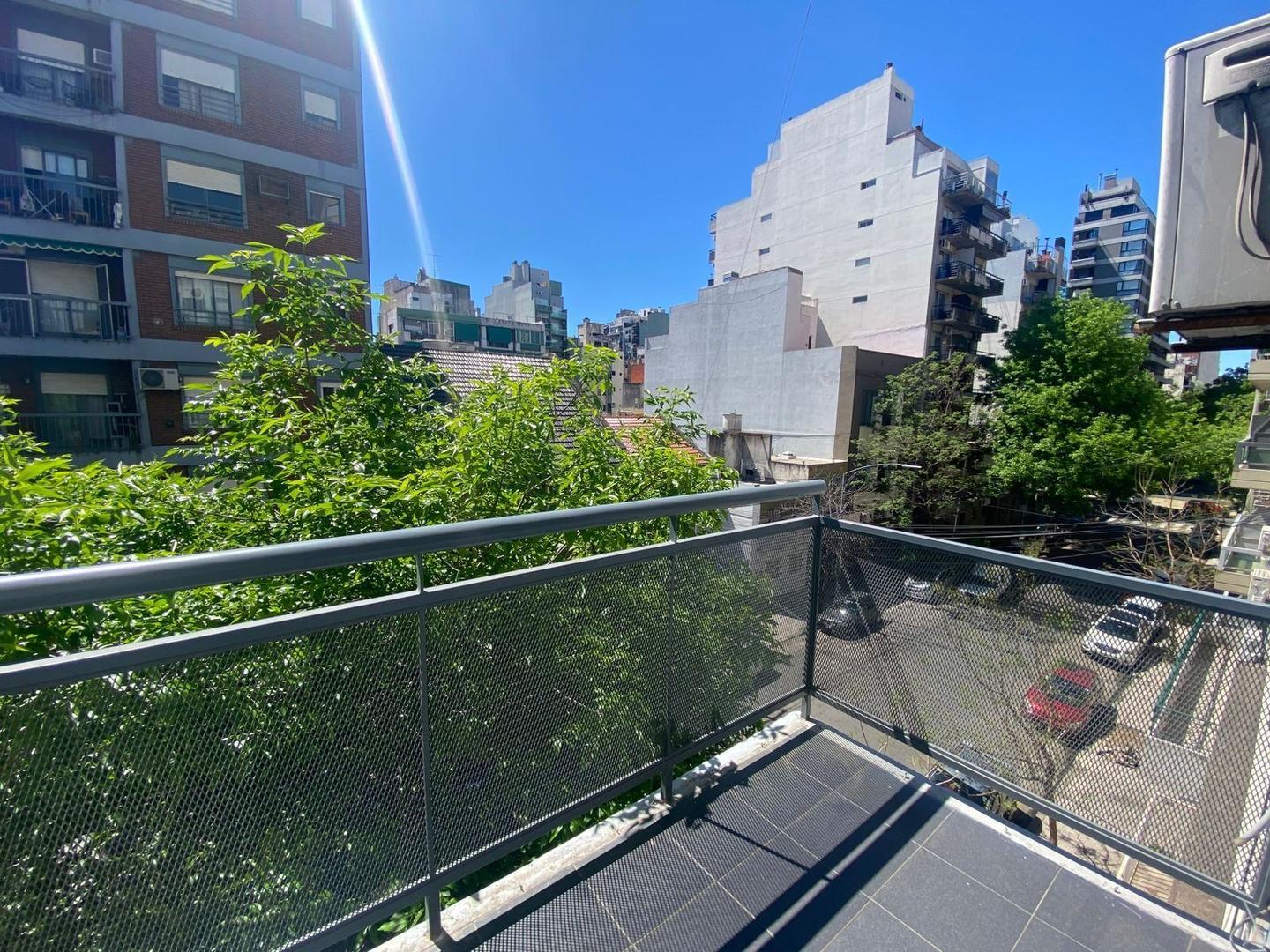 excelente dos ambientes en duplex frente balcon placards