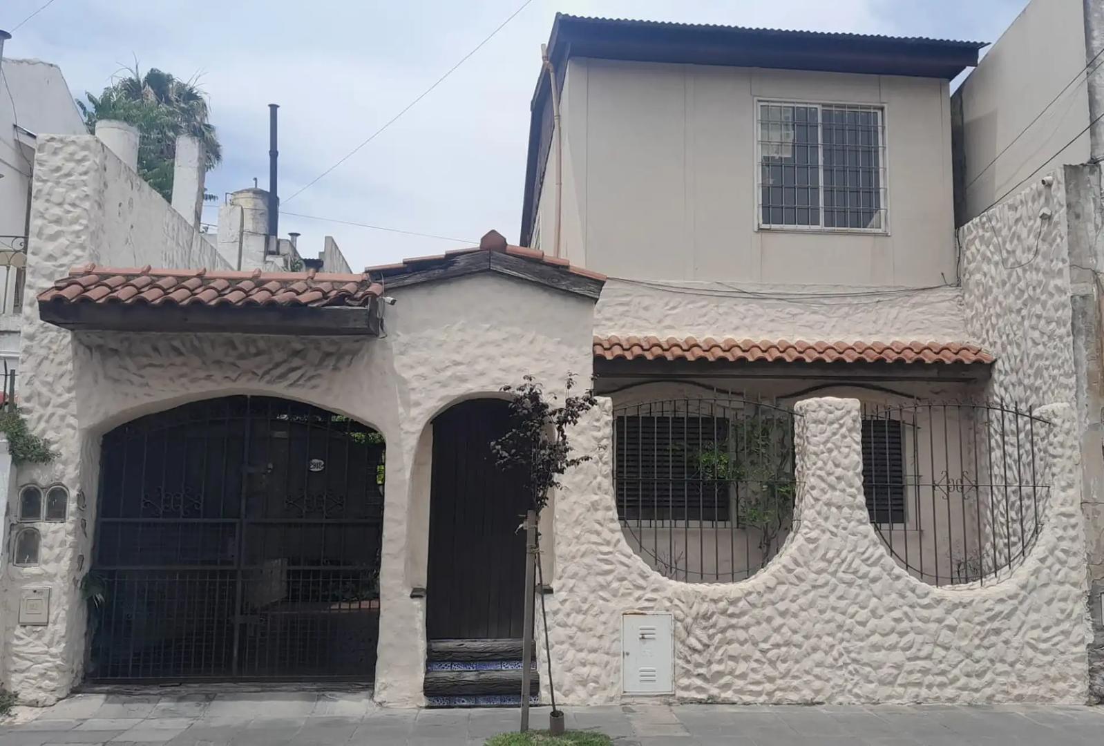 En VENTA - Casa de 4 amb con garaje + depto 3 amb y terraza