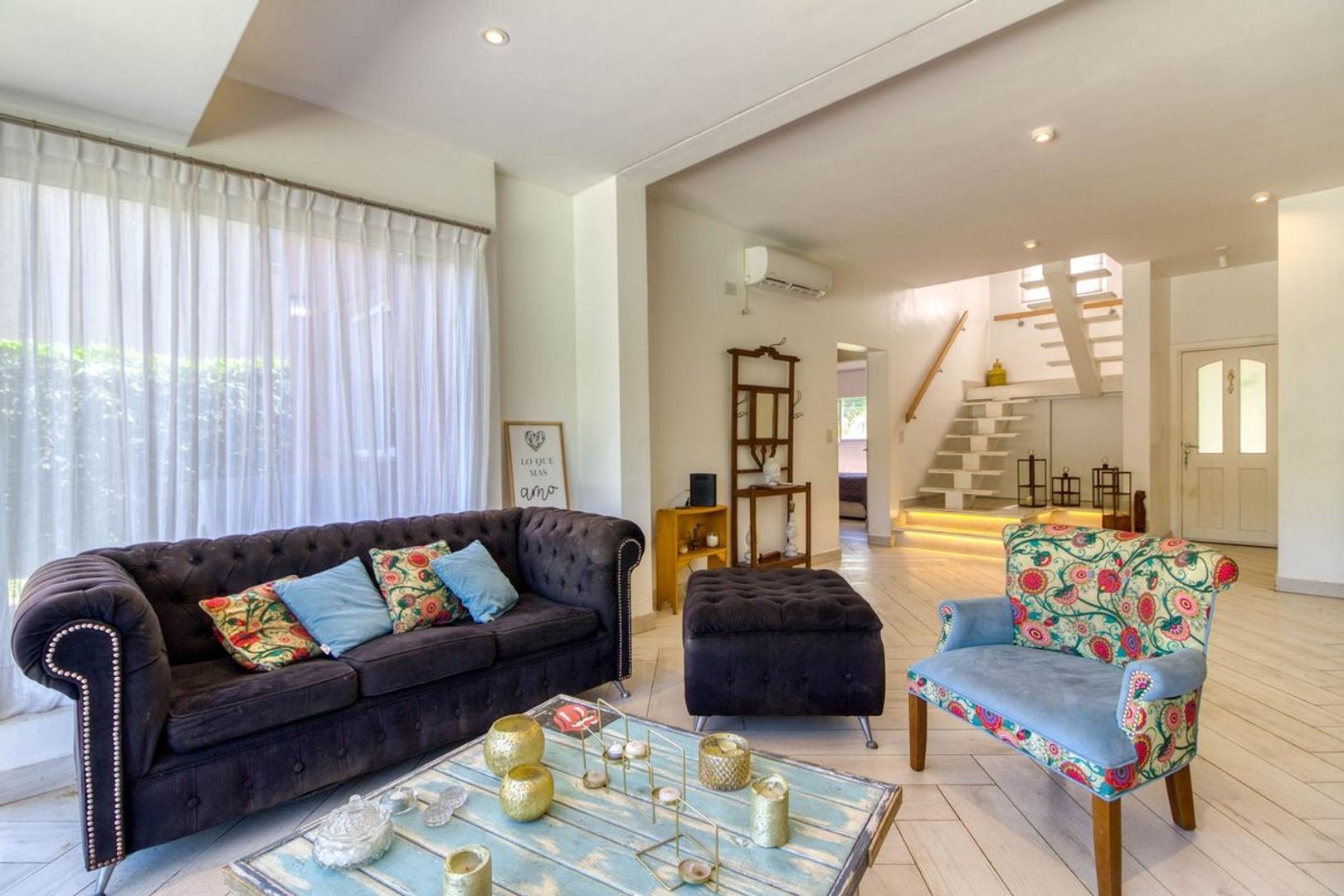 Casa en Venta con 2 cocheras