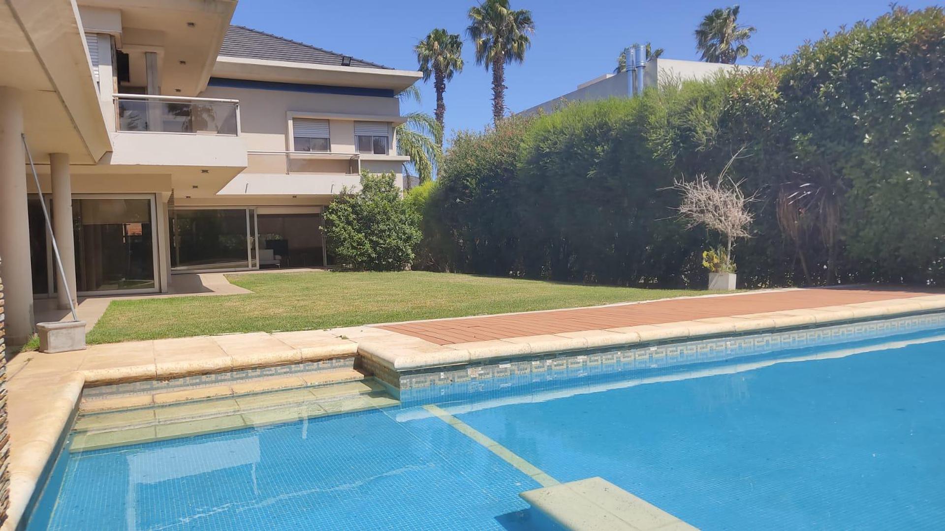 Casa en alquiler Permanente Amoblada- Funes Hills- San Marino- Cuatro Dormitorios