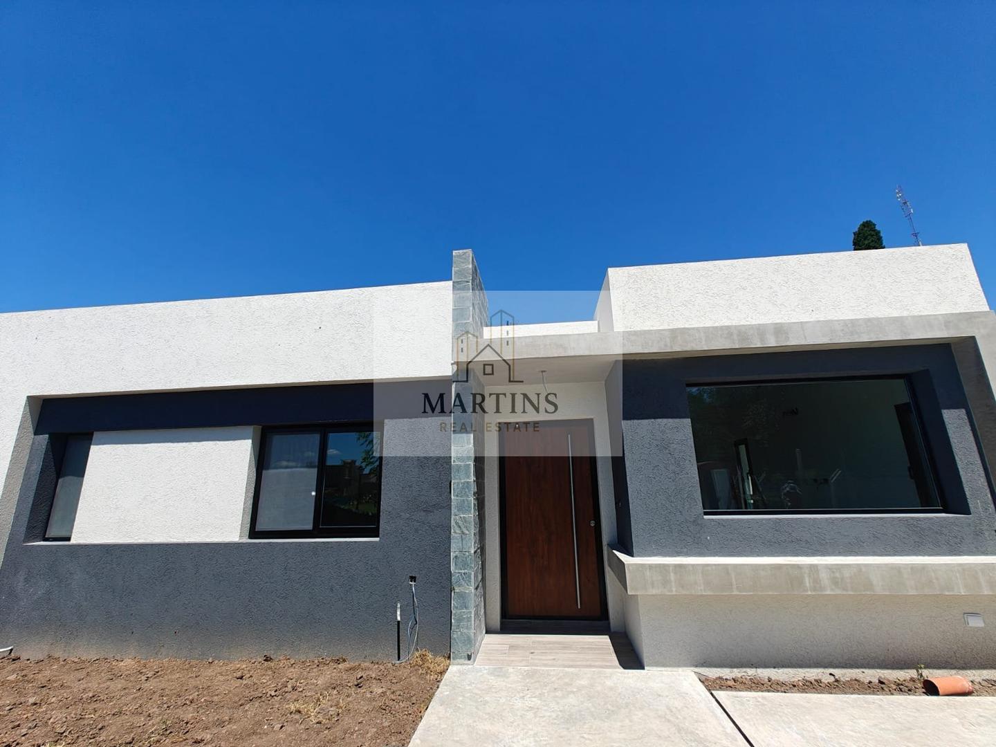 Casa 4 ambientes con 2 baños