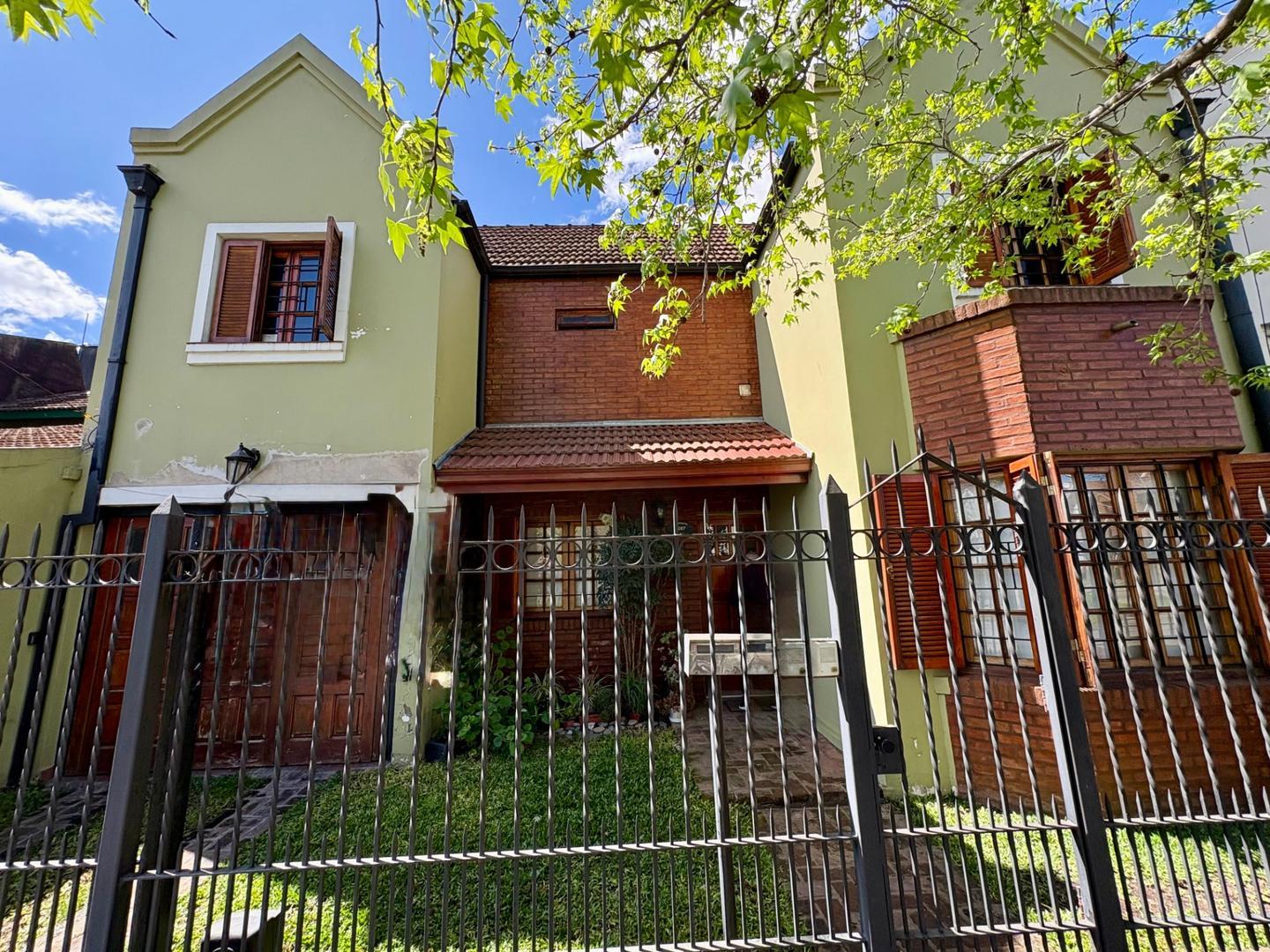 EXCELENTE ZONA EN ADROGUE CASA DE 5 AMB 