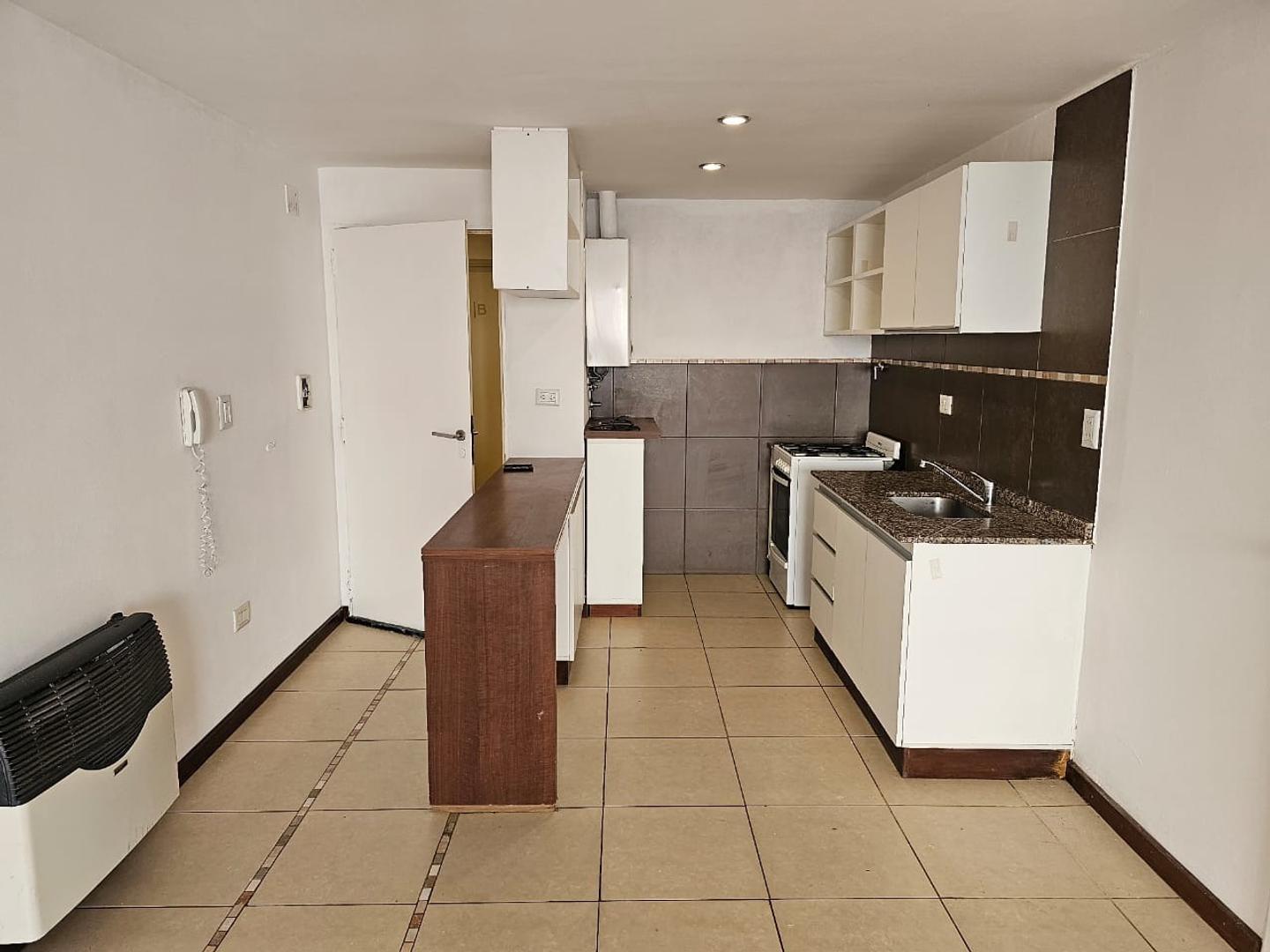 AMPLIO DEPARTAMENTO DE UN DORMITORIO + ESCRITORIO C/ COCHERA