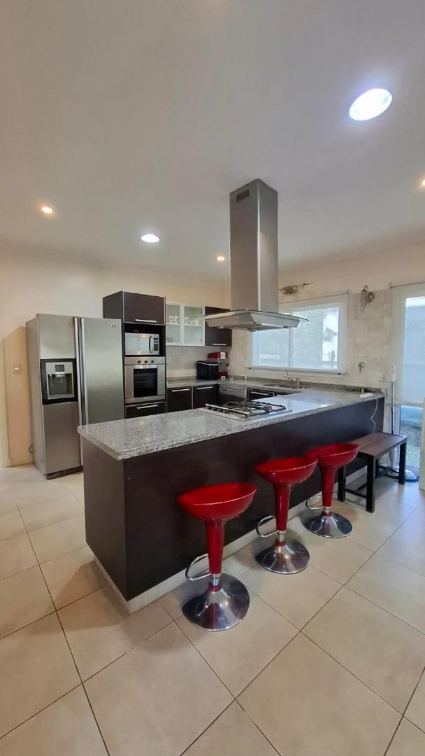 Casa 5 ambientes con 4 baños