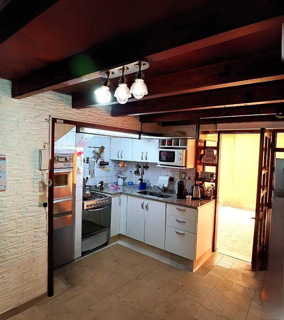 CASA  4 AMBIENTES LANUS CON PARQUE, COHERA Y PARILLA.