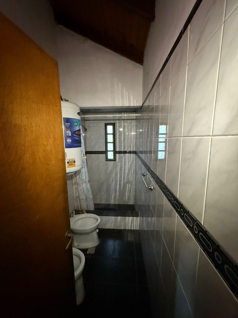 CASA Y TERRENOS EN VENTA - DOS CUADRAS DE RIO LOS REARTES