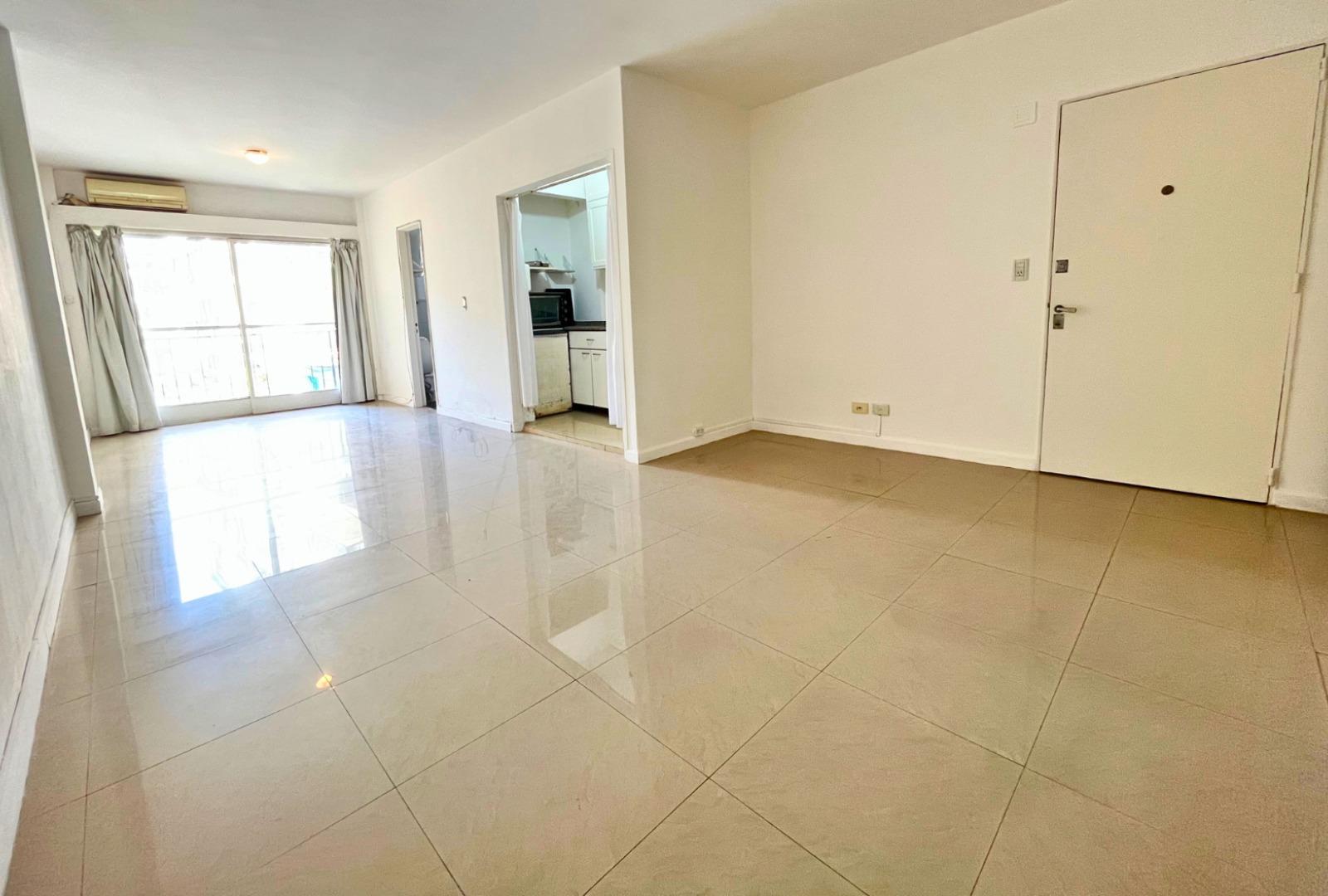 Gran Monoambiente con balcón a Pulmón en piso alto