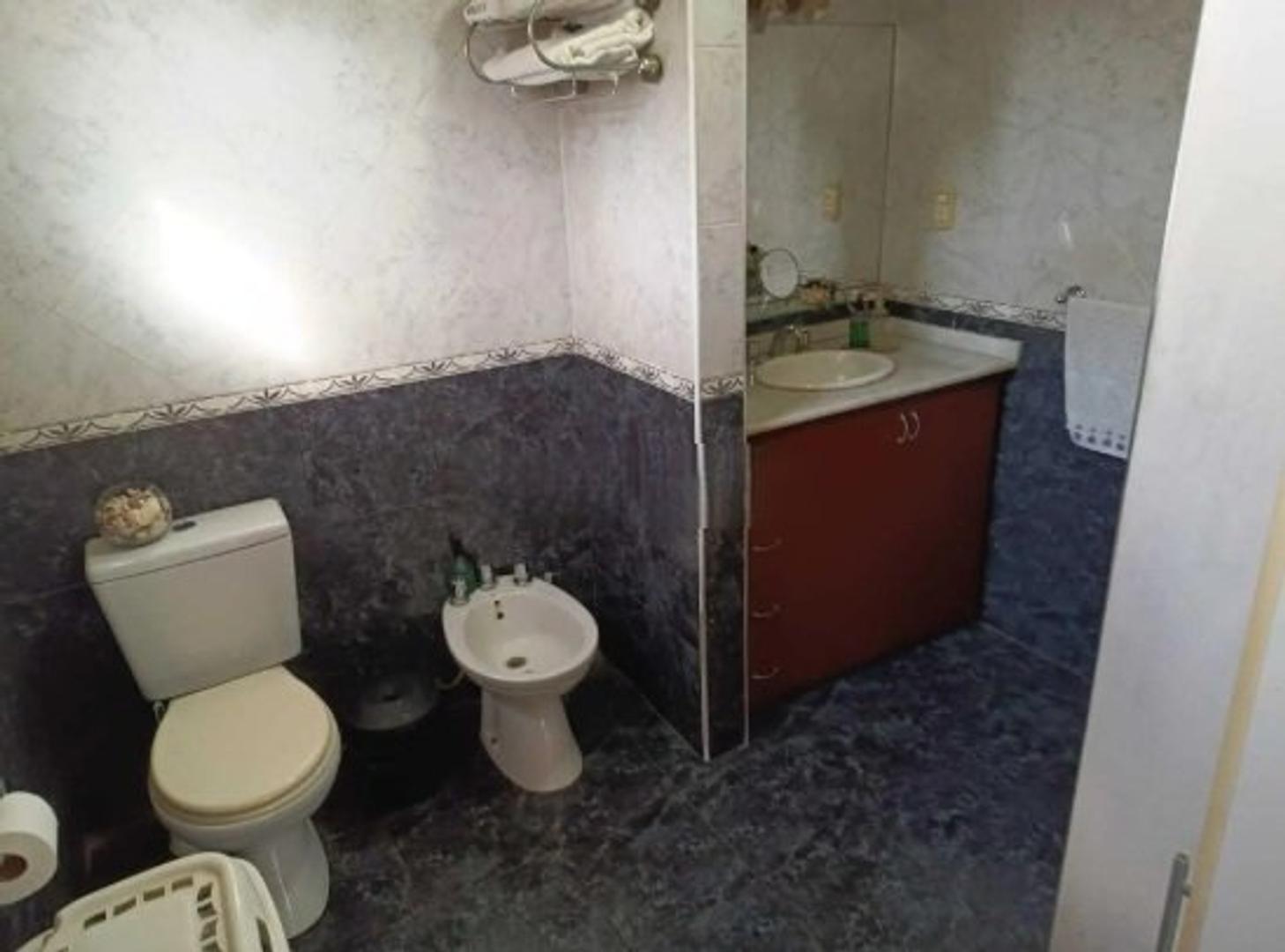 VENTA DE CASA CON LOCALES EN ZONA RESIDENCIAL DE MERLO