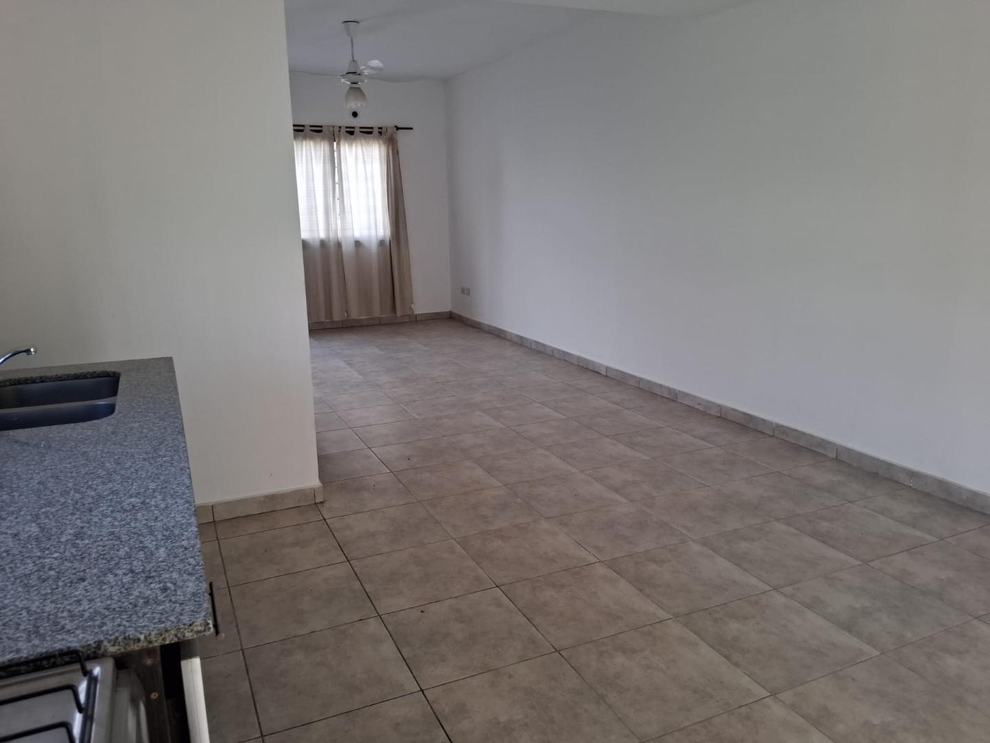Casa en Alquiler con 2 cocheras