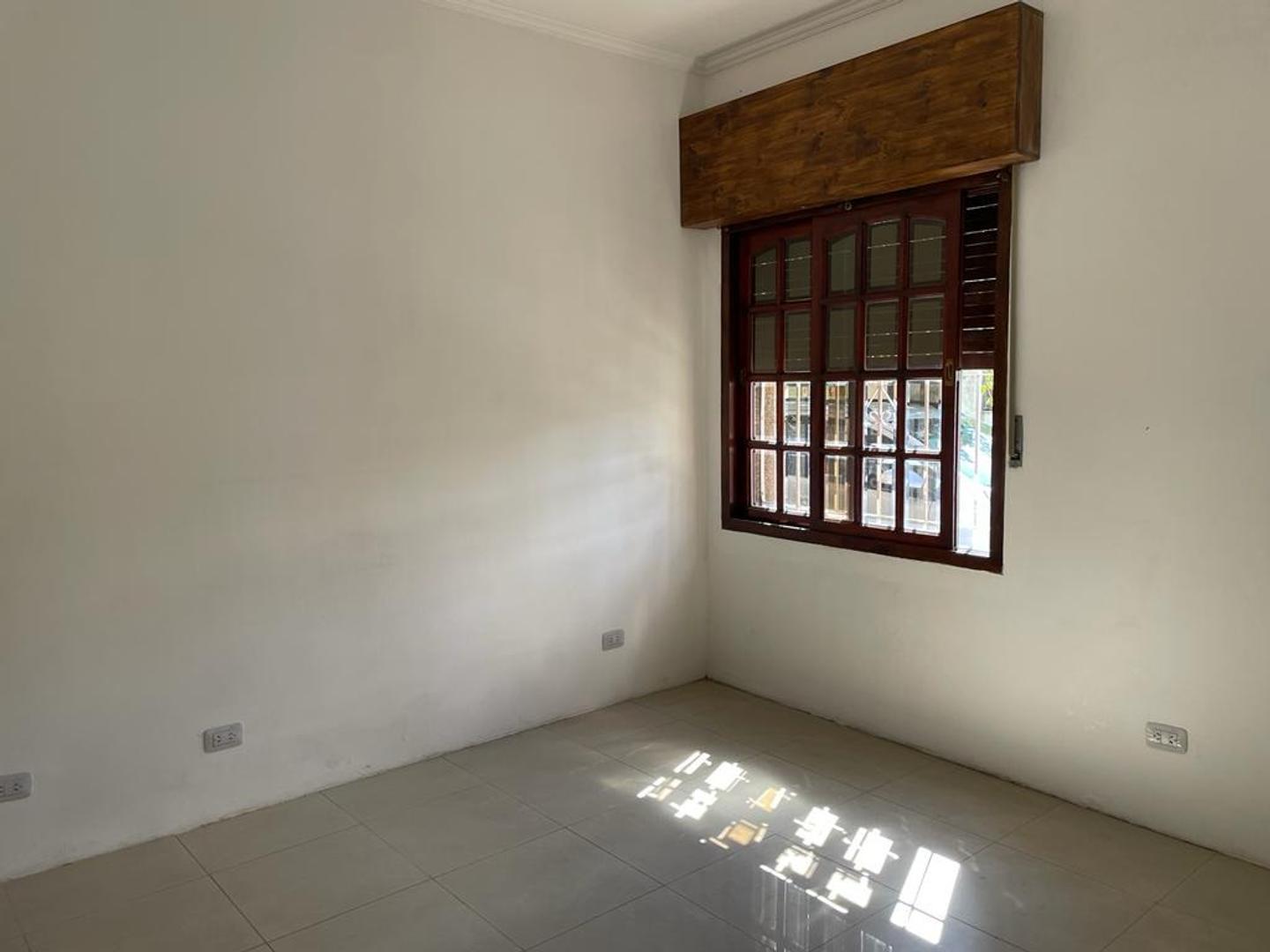 EXCELENTE 2 AMBIENTES AL FRENTE CON ENTRADA INDEPENDIENTE