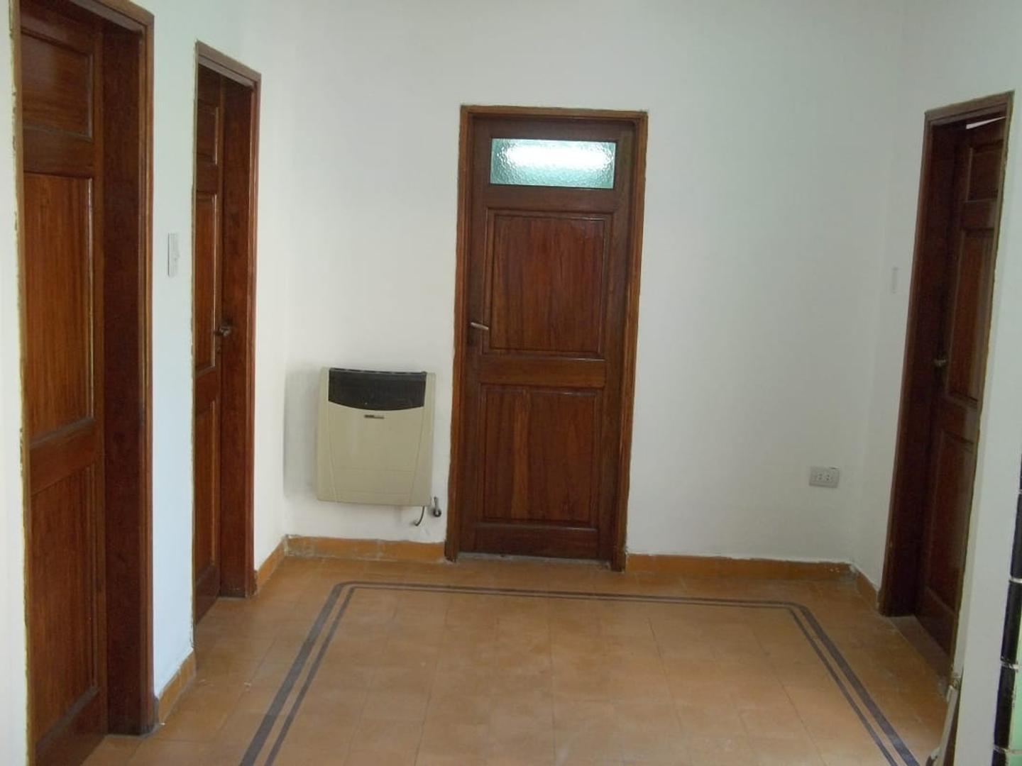 Casa en Alquiler con 3 cocheras