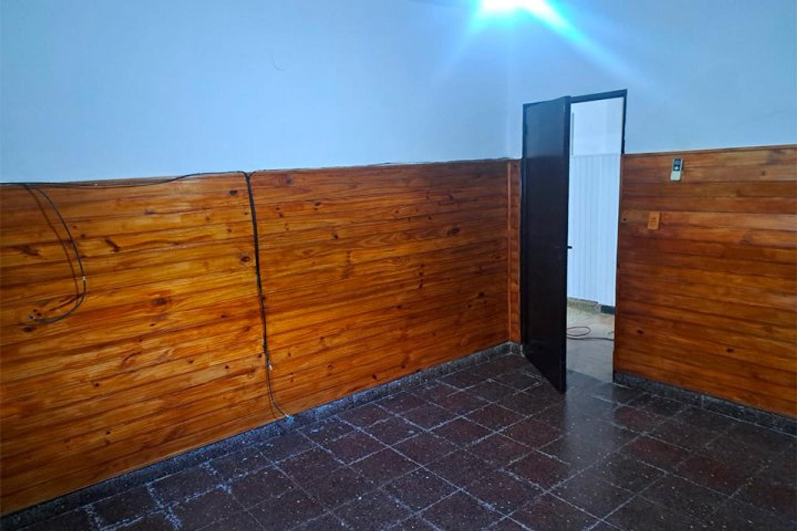 HERMOSA CASA DE 2 DORMITORIOS CON COCHERA A METROS DE AV. URIBURU