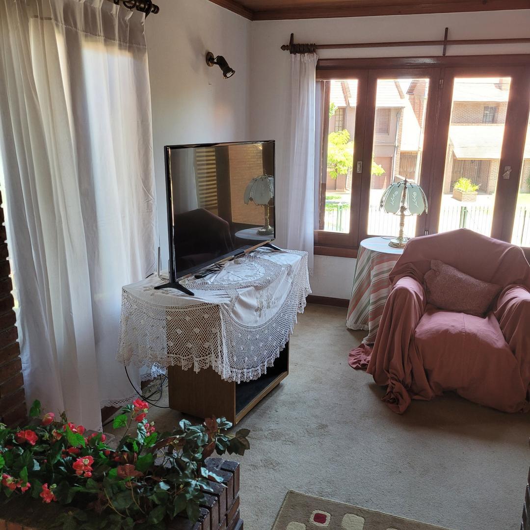 CHALET 6 AMBIENTES EN 3 PLANTAS CON GRAN PARQUE