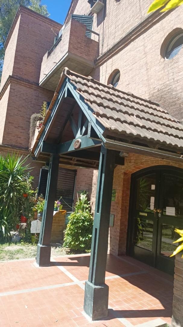 Av Monteverde 2450 , Piso 1