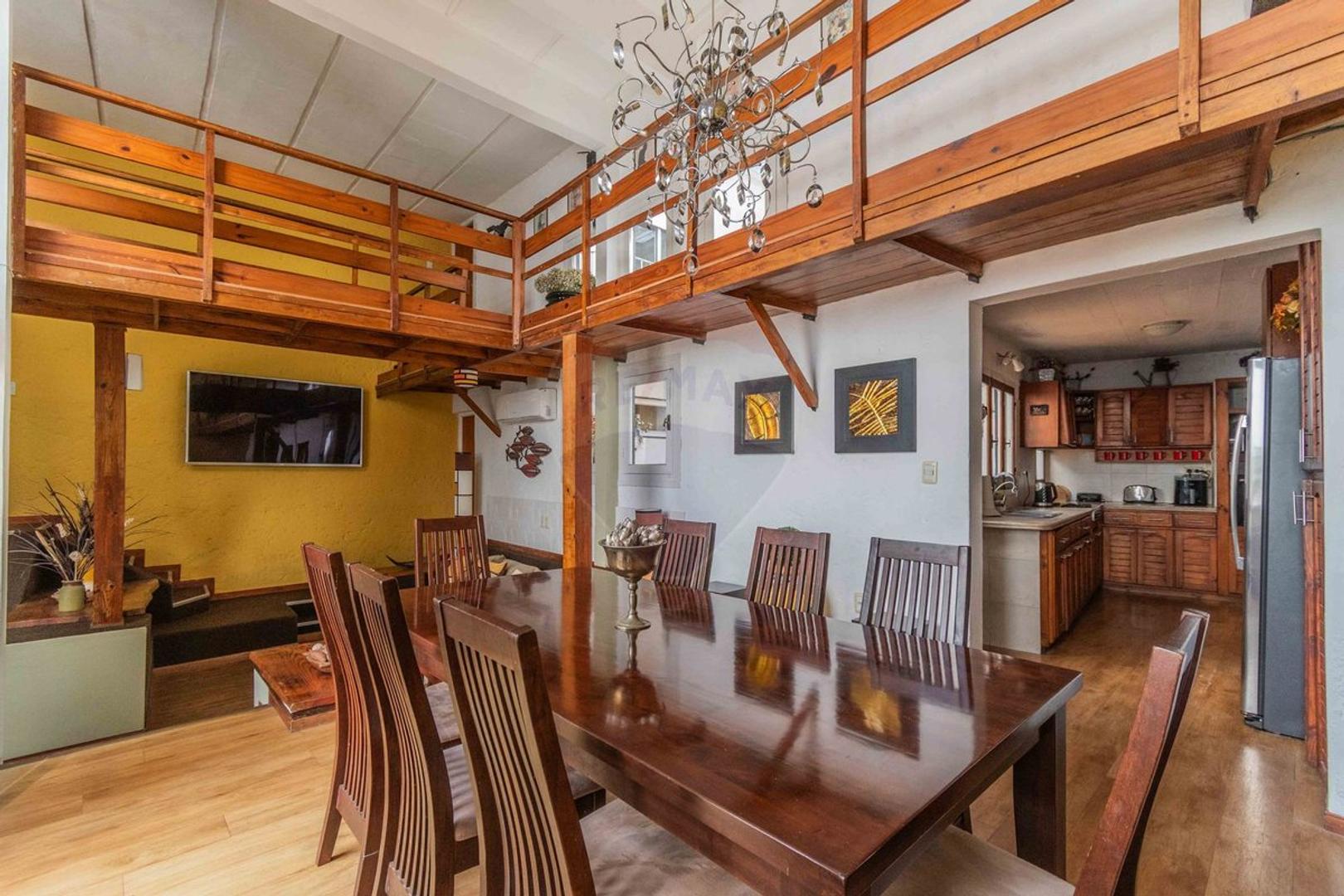 Casa 8 ambientes con 2 baños