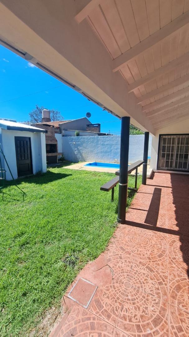 Casa 4 ambientes con 2 baños