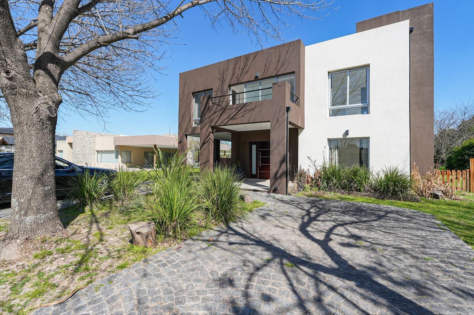 Casa 4 ambientes con 3 baños