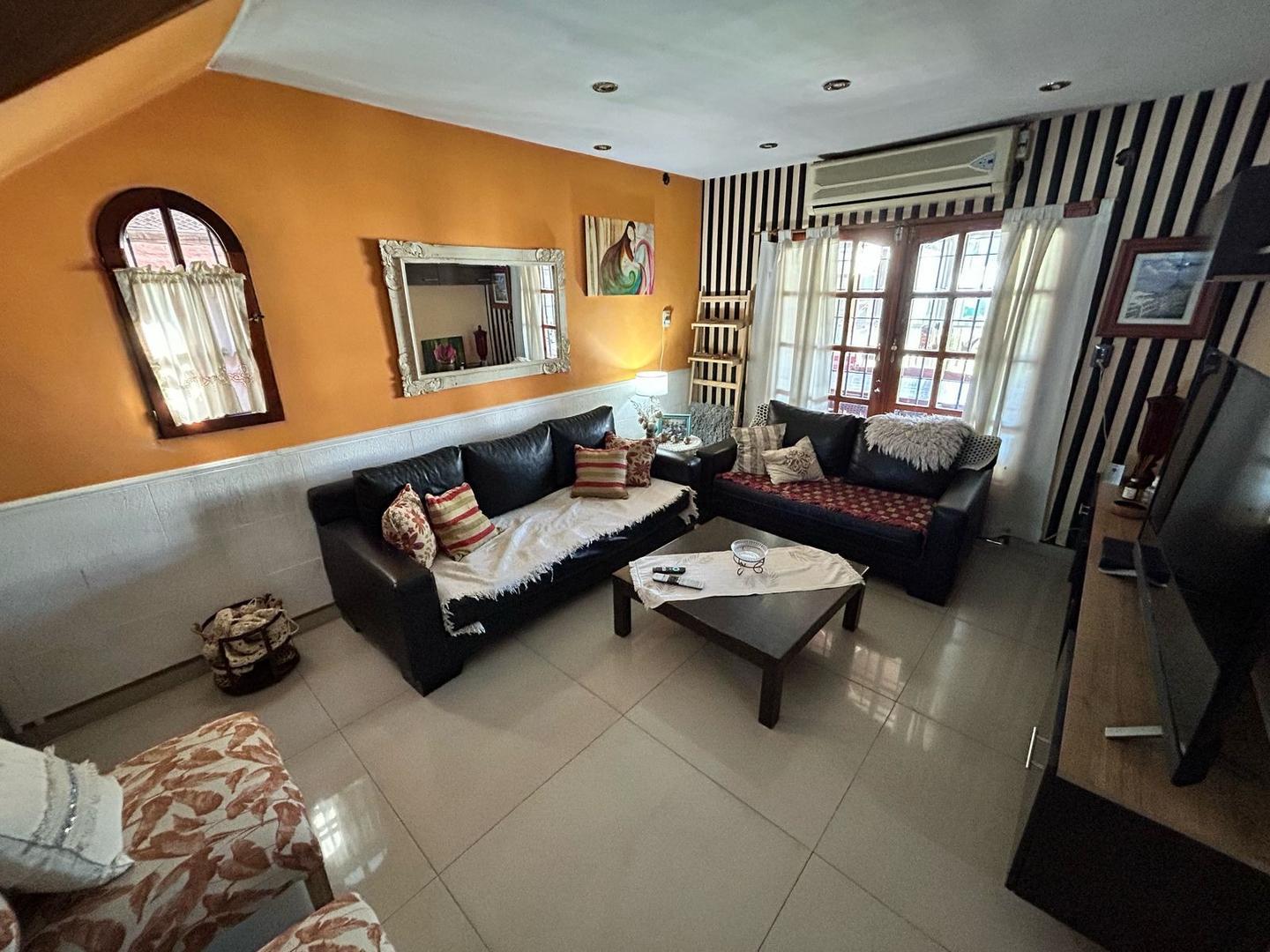 Casa 5 ambientes con 2 baños