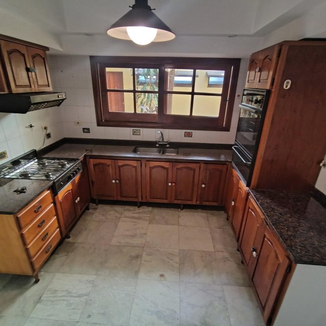 Casa 12 ambientes con 5 baños