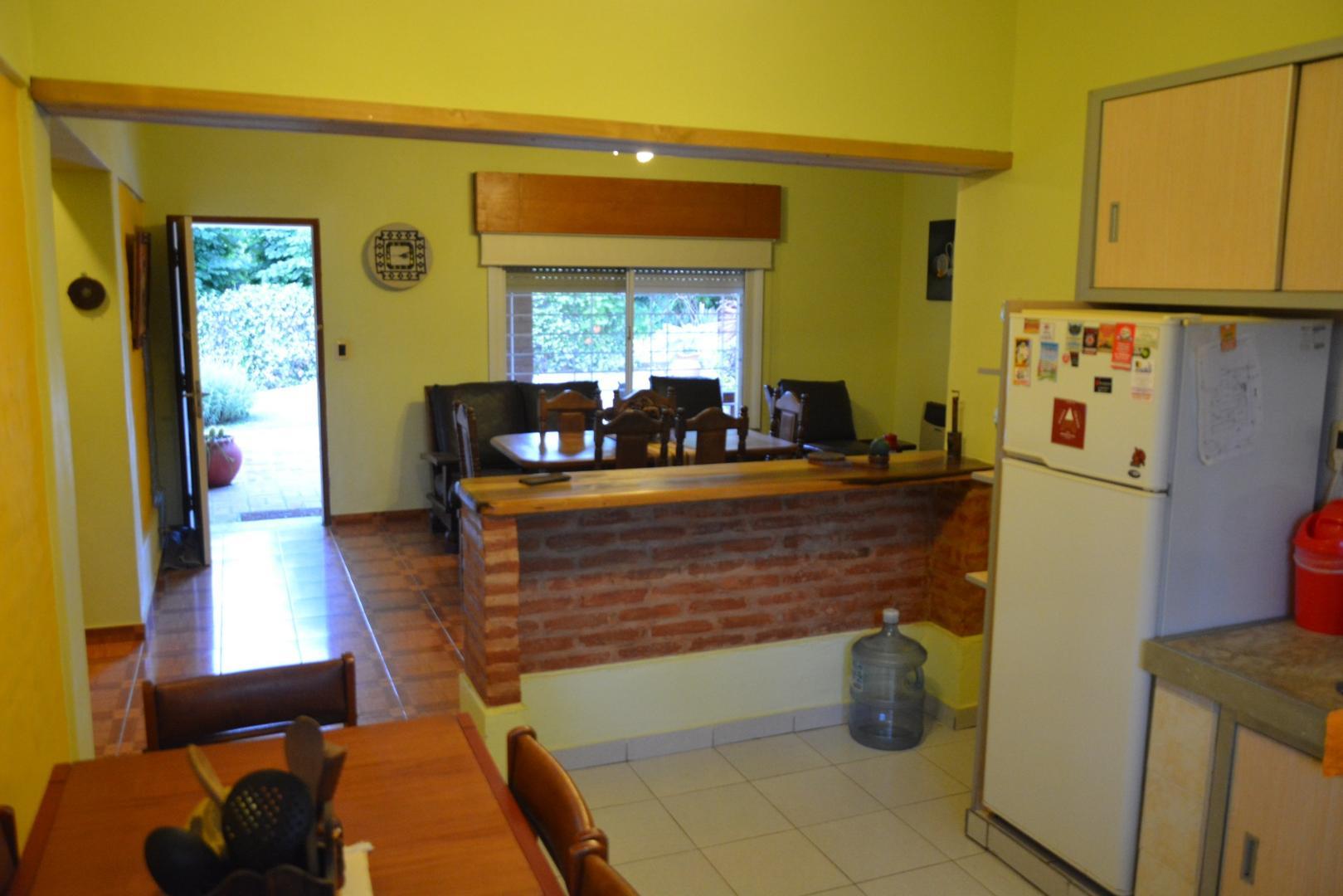 CASA DE CATEGORÍA CON PARQUE Y PILETA PIEDRA BLANCA