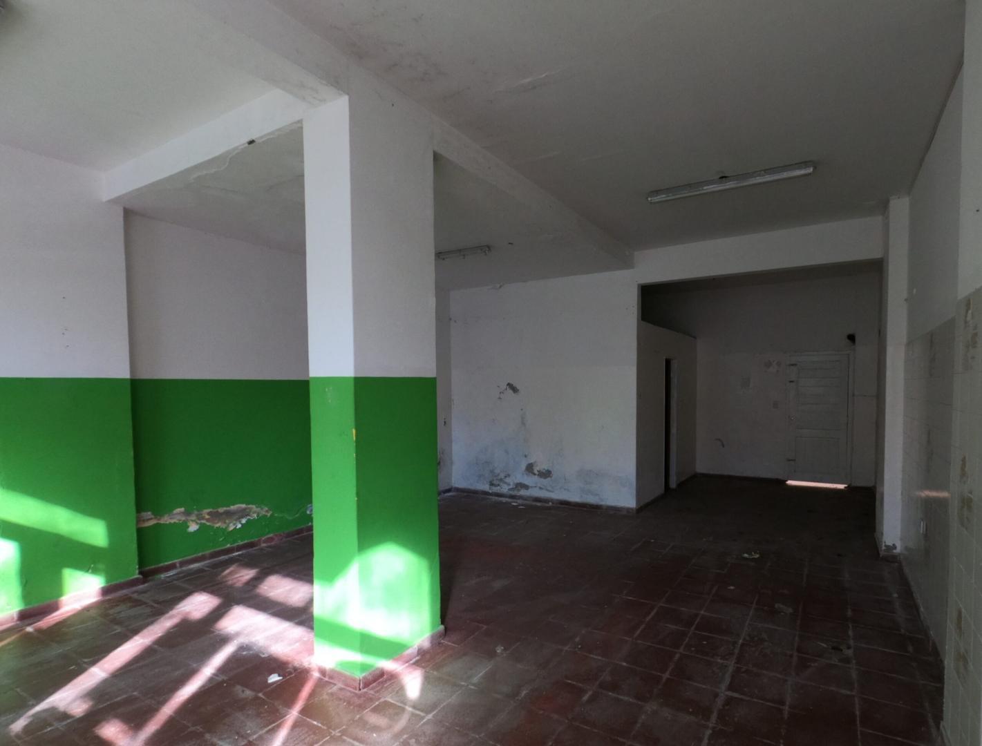 Local 55mts, a la calle, con baño.