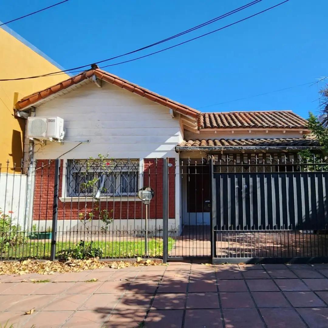 Castelar Norte a 100 mts de Arias chalet en venta