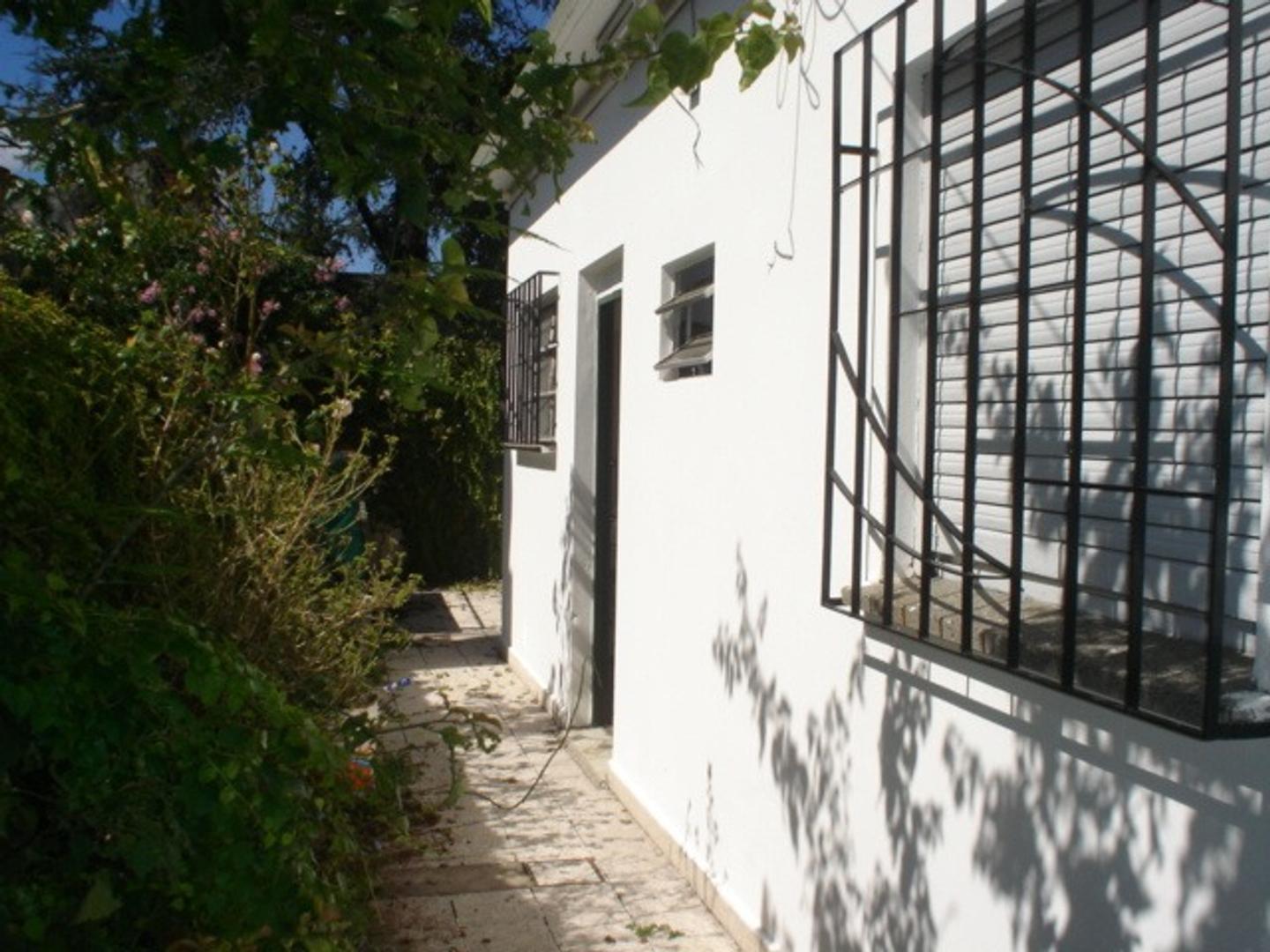 Depto t/ casa, 3 ambientes , con patio y jardín propio