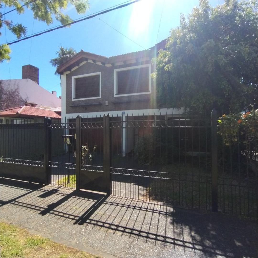 ALQUILER CASA PREMIUM – 4 DORMITORIOS + SECTOR DE SERVICIO + ESCRITORIO