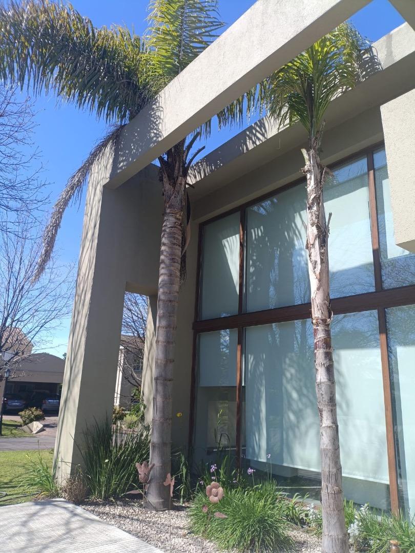 Casa en Venta con 5 cocheras