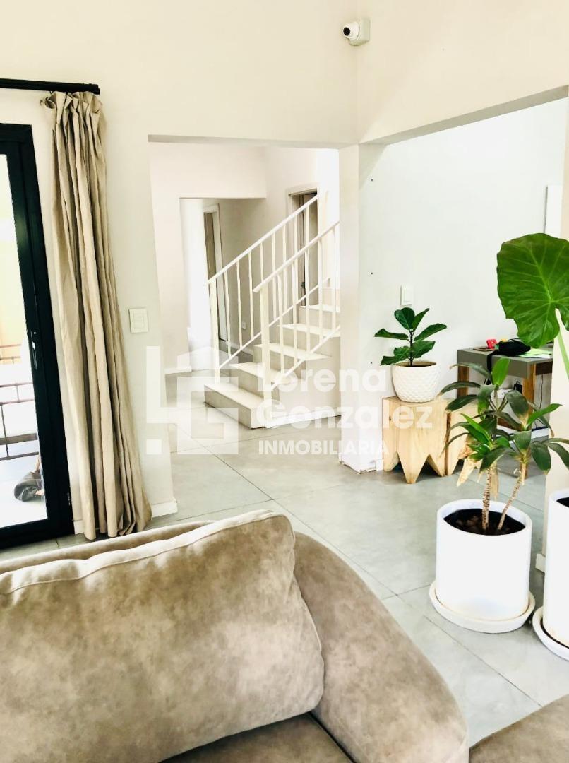 Casa en Alquiler con 4 cocheras