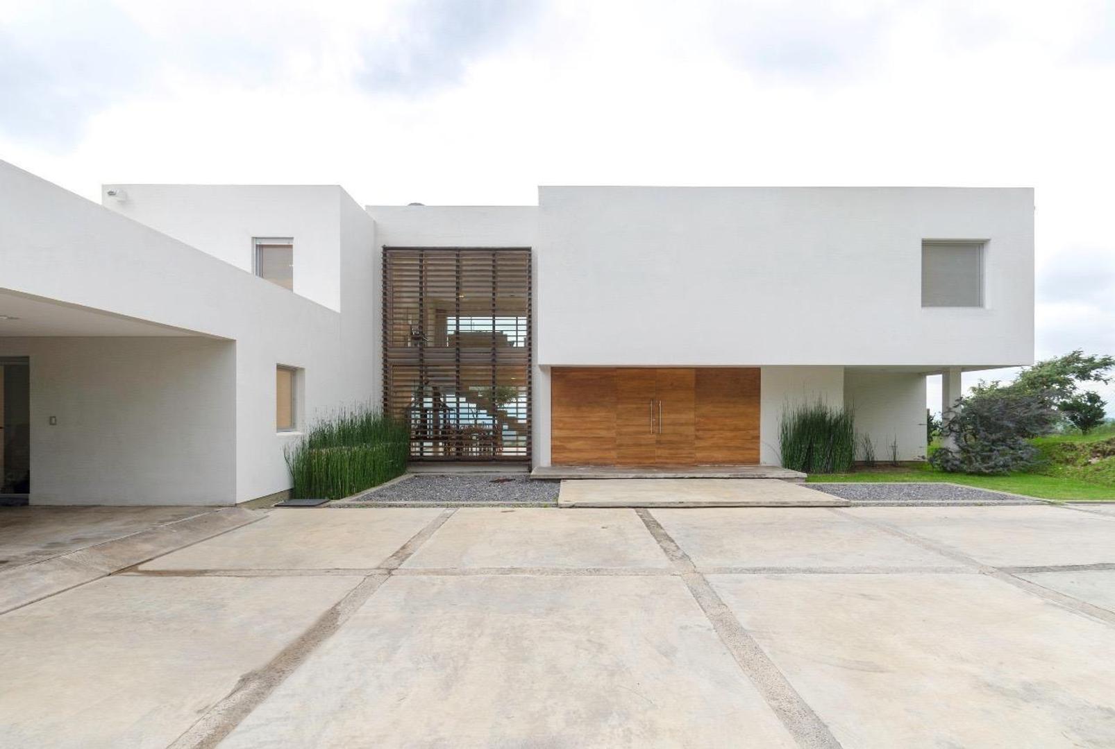 Casa en Venta con 4 cocheras