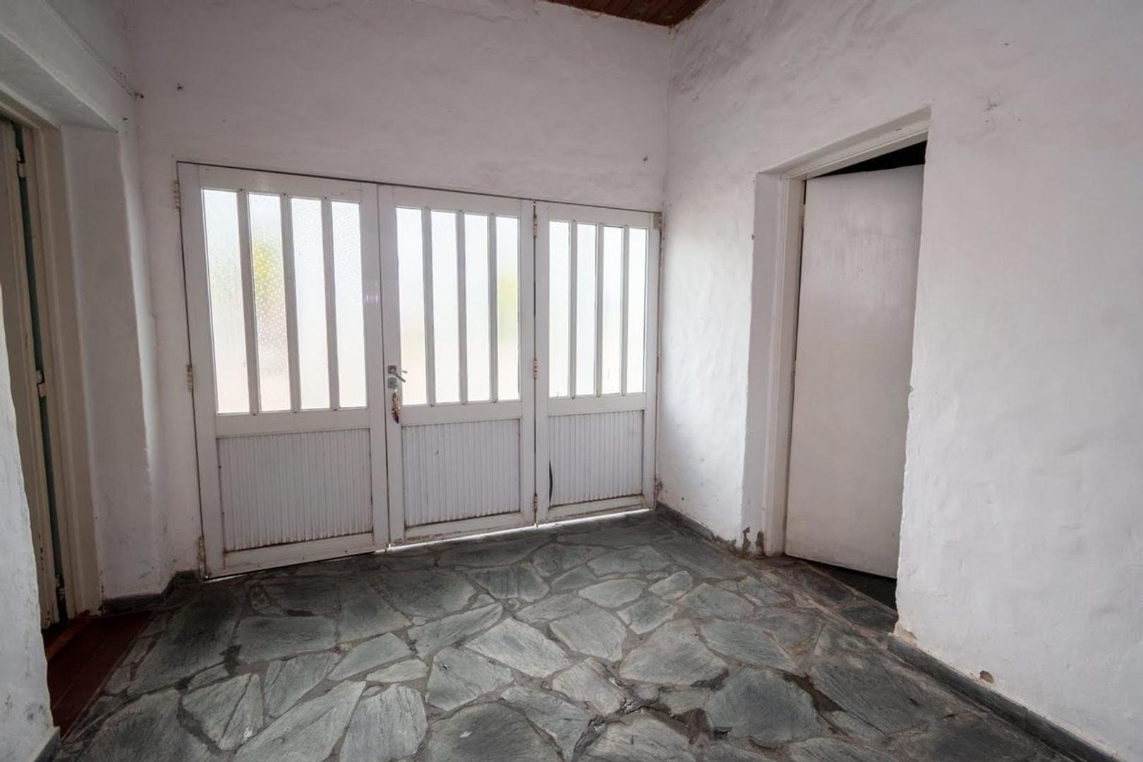 CASA DE 3 DORMITORIOS, PATIO Y COCHERA - B° LOYOLA