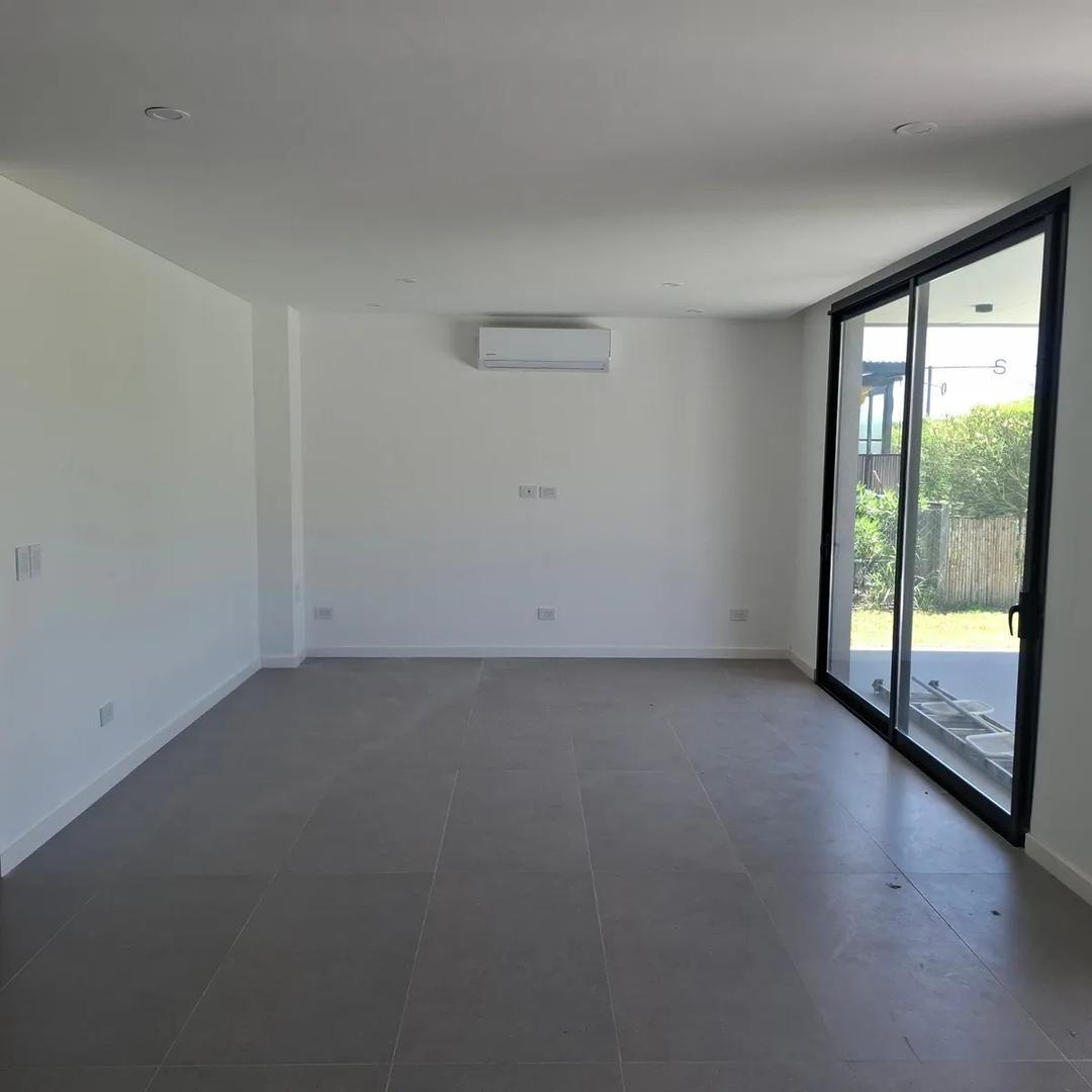 Casa en Alquiler con 2 cocheras