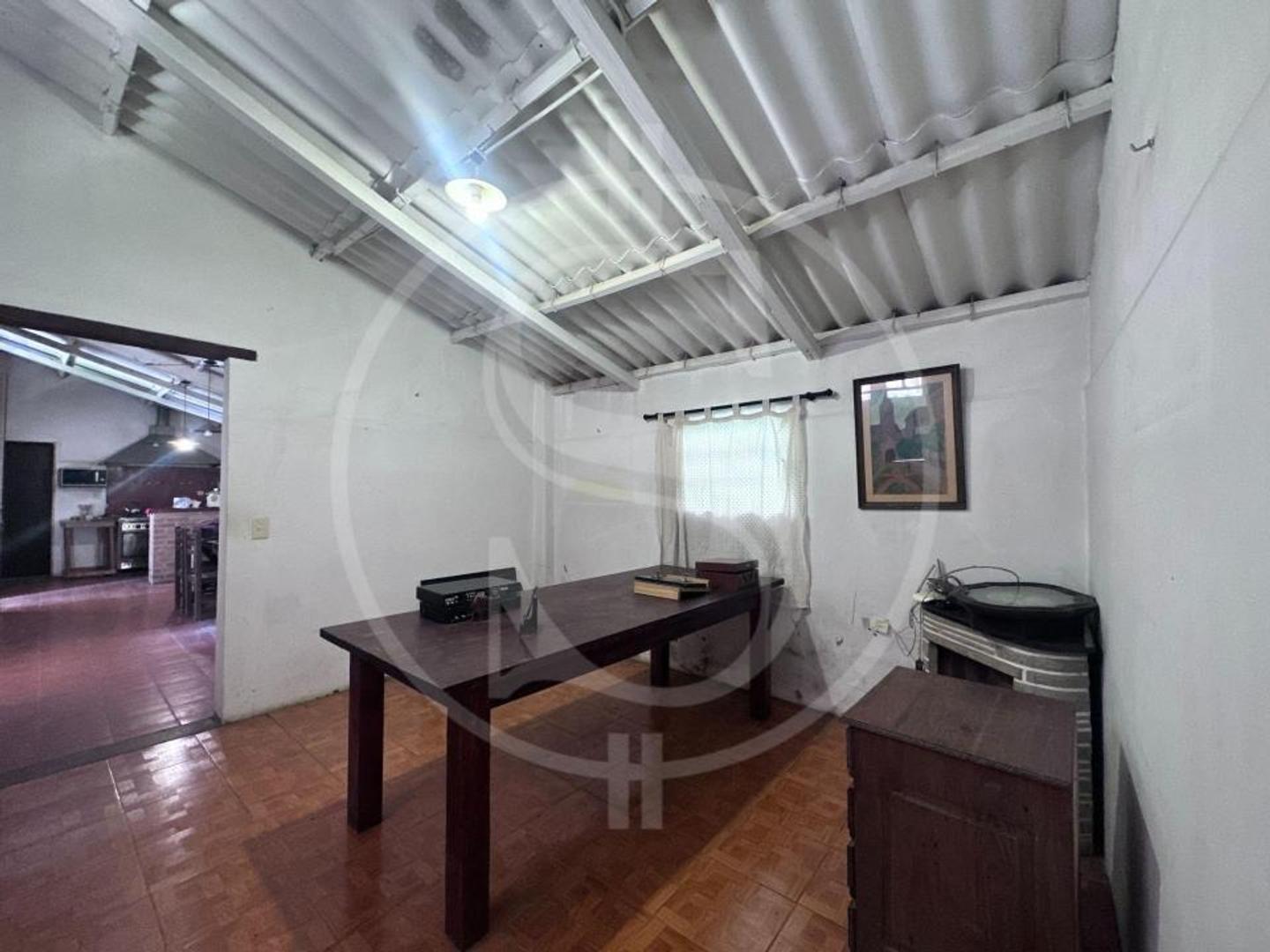 CASA QUINTA EN VENTA EN LOS PINOS CON PILETA